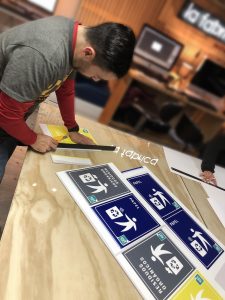 Señaléticas y gráfica para locales comerciales, oficinas y ferias2